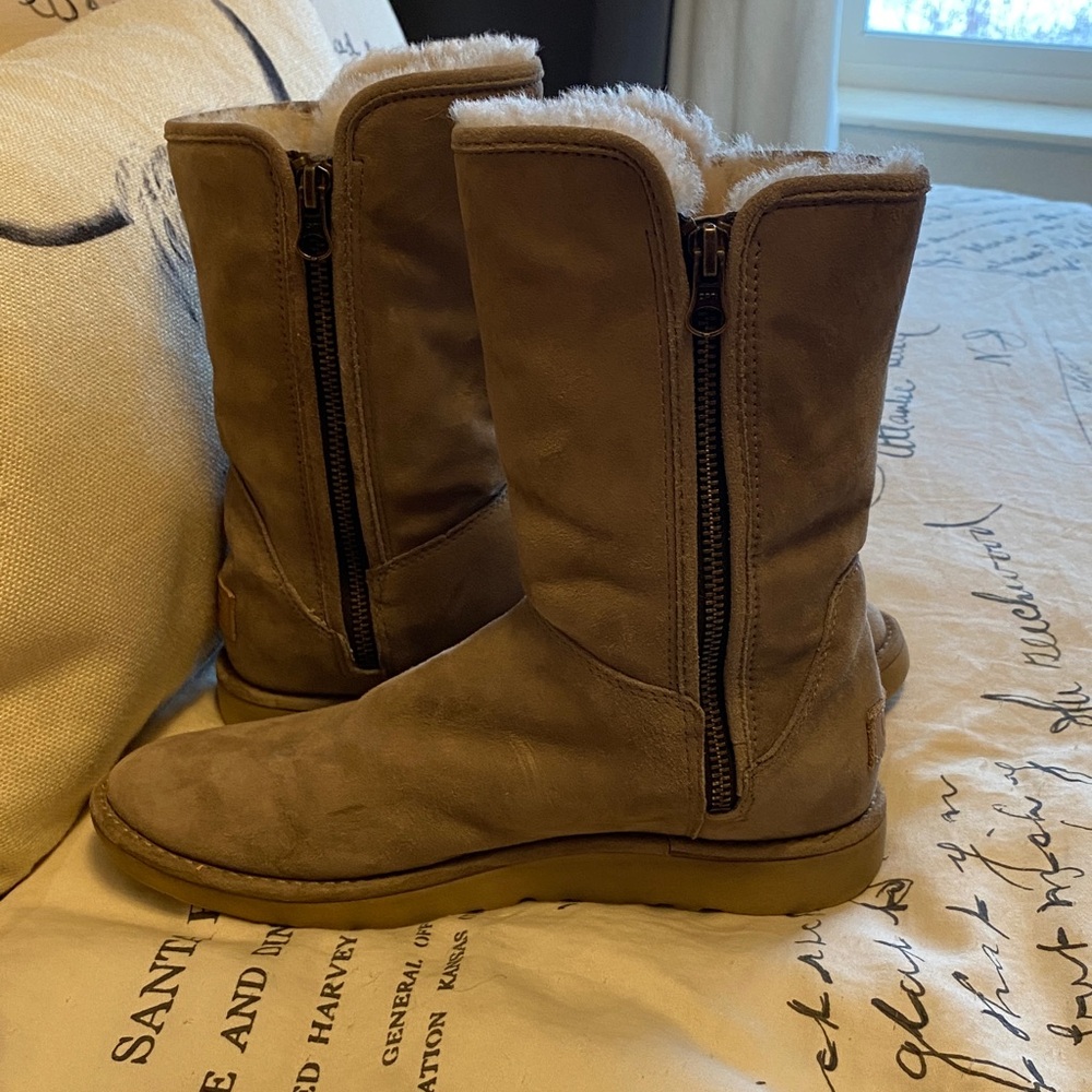 UGG Abree Short II boots in tan suede size 7